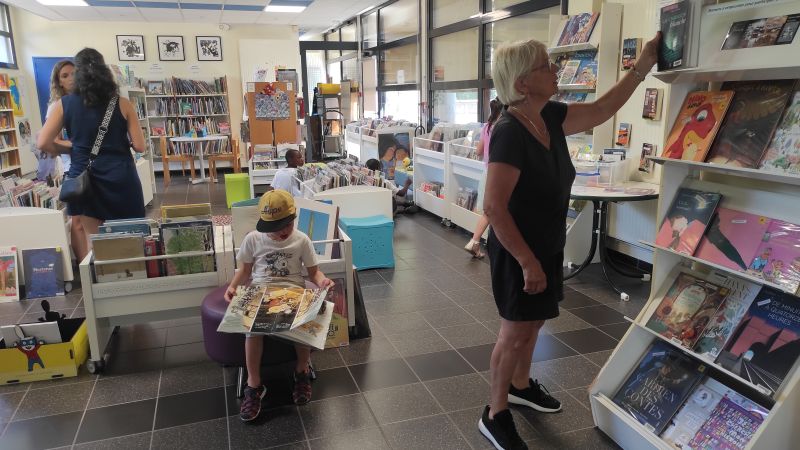 Une adhérente de la bibliothèque de Châtillon d'Azergues qui se laisse tenter par un des romans noirs proposés dans le cadre du Prix du Polar 